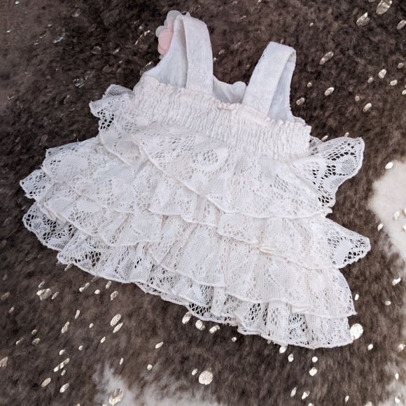 Mini Mini Lace Dress with Flower Brooch - Picture 4 of 4